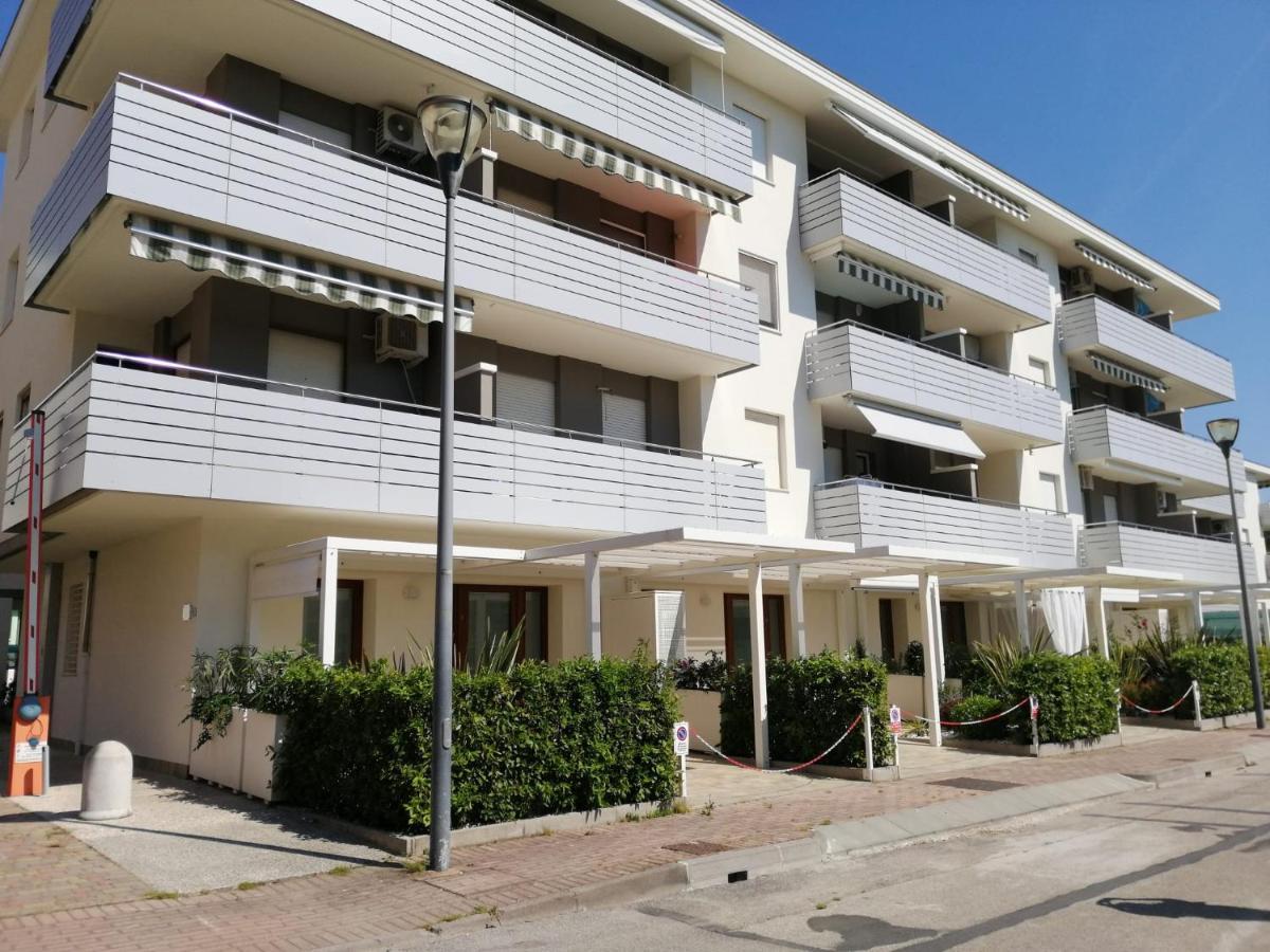Condominio Diana Est- Gemini Бибионе Экстерьер фото
