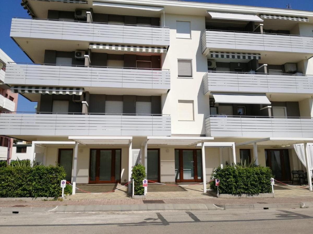 Condominio Diana Est- Gemini Бибионе Экстерьер фото